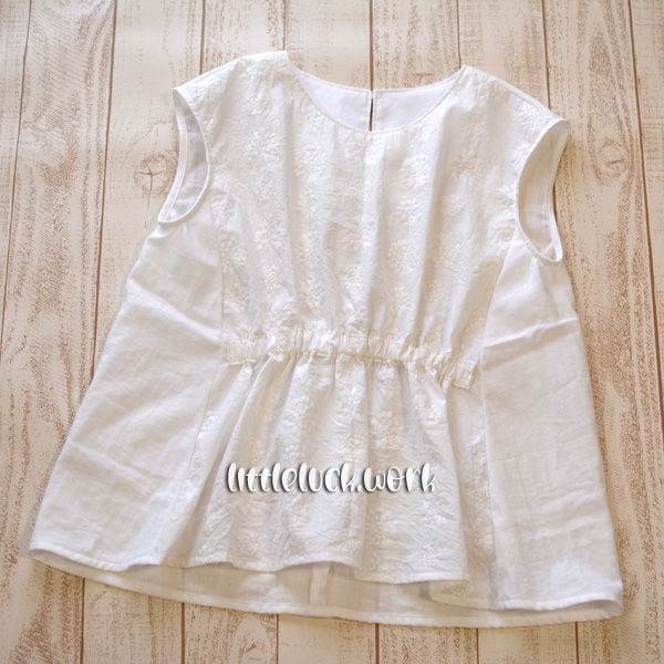 フロントデザインフレンチスリーブブラウス