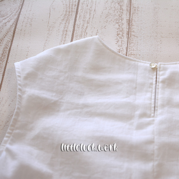 フロントデザインフレンチスリーブブラウス