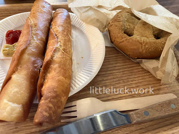 ソーセージとチーズプレッツェル